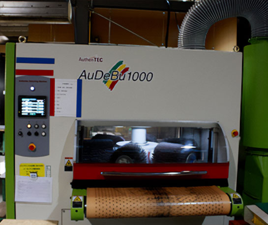 CREST PRECISIONでは、バリ取りにAuthenTEC AuDeBu1000を導入し、工程時間を大幅に短縮することで、コストダウン・短納期にお応えしております。